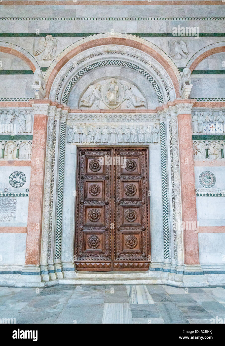 Haupteingang der Kathedrale San Martino in Lucca, Toskana, Italien. Stockfoto