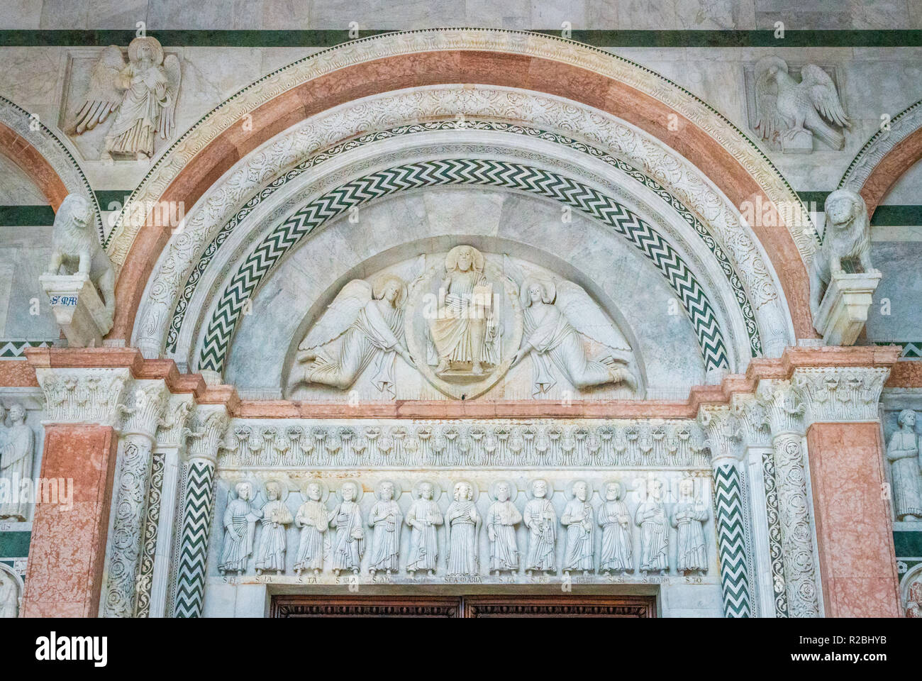 Haupteingang der Kathedrale San Martino in Lucca, Toskana, Italien. Stockfoto