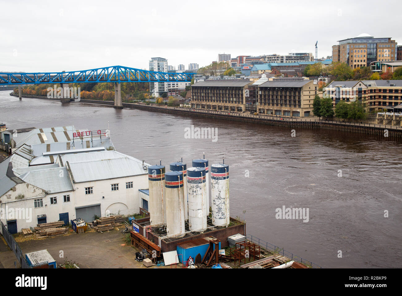 Newcastle/England - 24. Oktober 2014: Alte Brett Öl Gebäude am Ufer des Flusses Tyne Newcastle Stadtbild Stockfoto