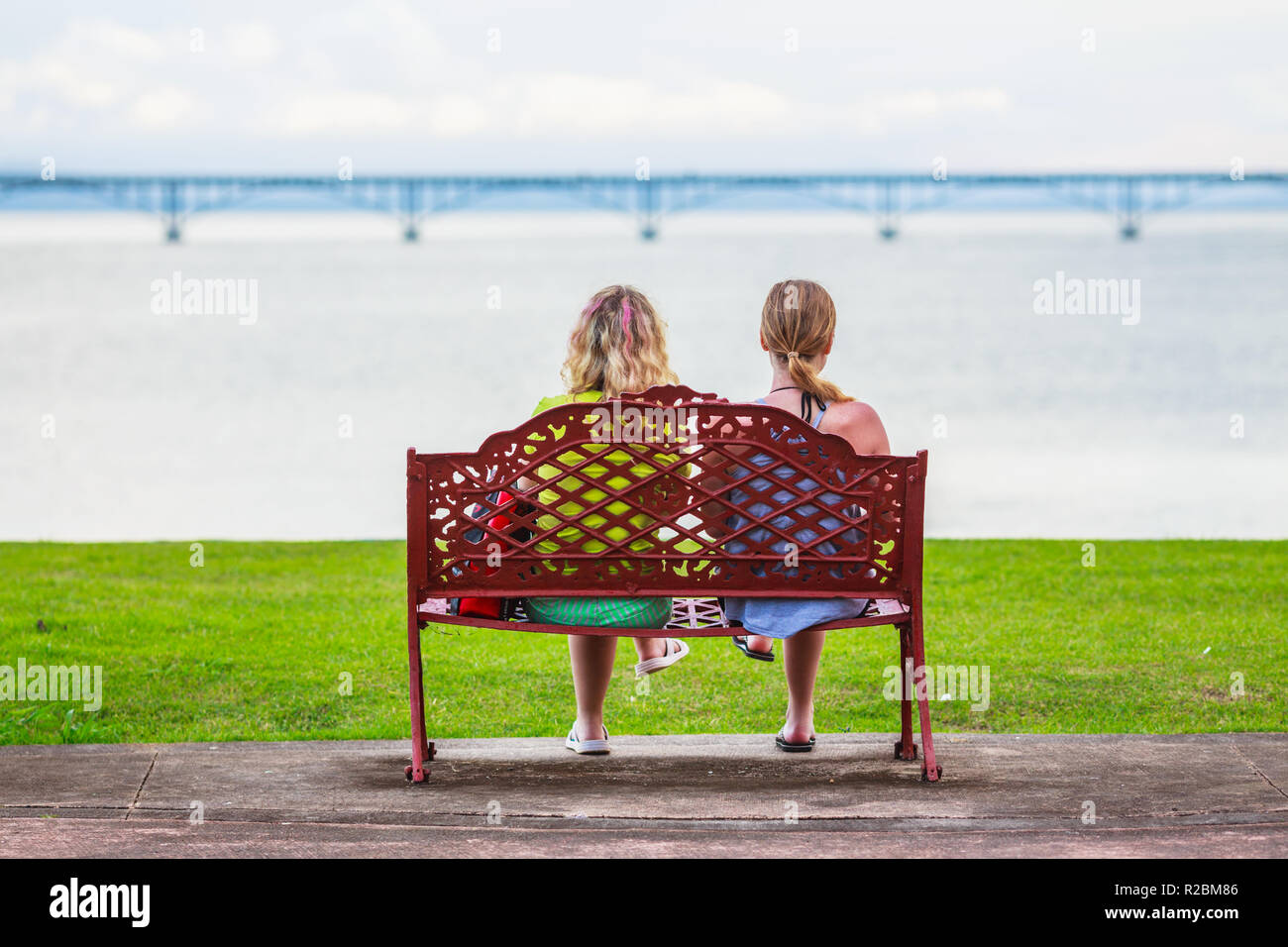 Zwei Junge Madchen Sitzen Auf Einem Stadtischen Lebensstil Der