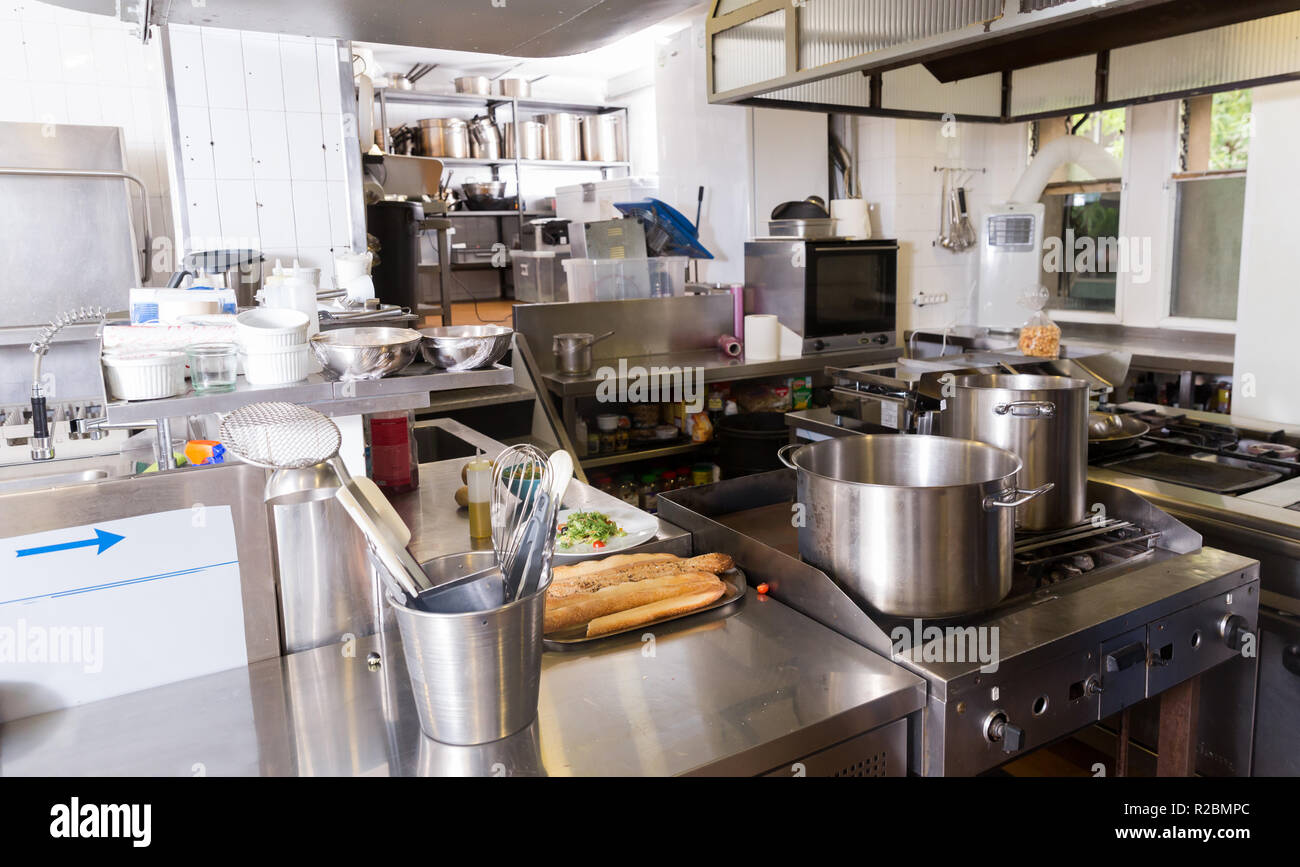 Anzeigen von Arbeitsplatten und Küchengeräte in leeren Professionelle  restaurant Küche Stockfotografie - Alamy