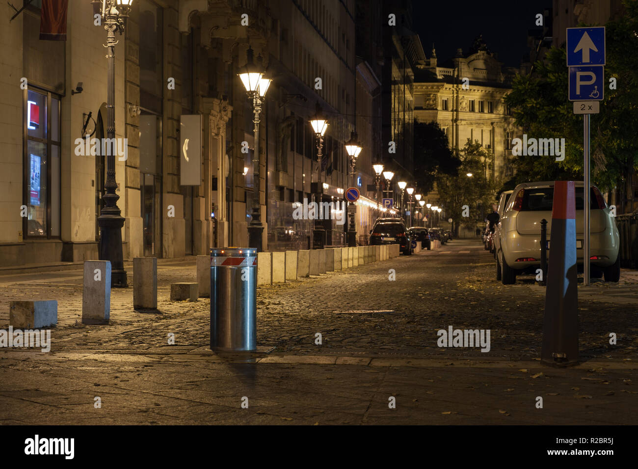 Urban Street mit Laternen beleuchtet bei Nacht Stockfoto