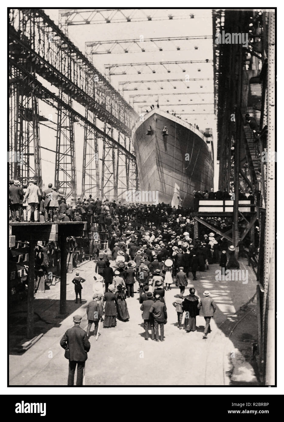 TITANIC LAUNCH 1911 SLIPWAY Launch von RMS Titanic mit Menschenmassen Der geladenen Gäste bei den Schiffswerften Harland & Wolff in Nordirland Mai 1911 Stockfoto