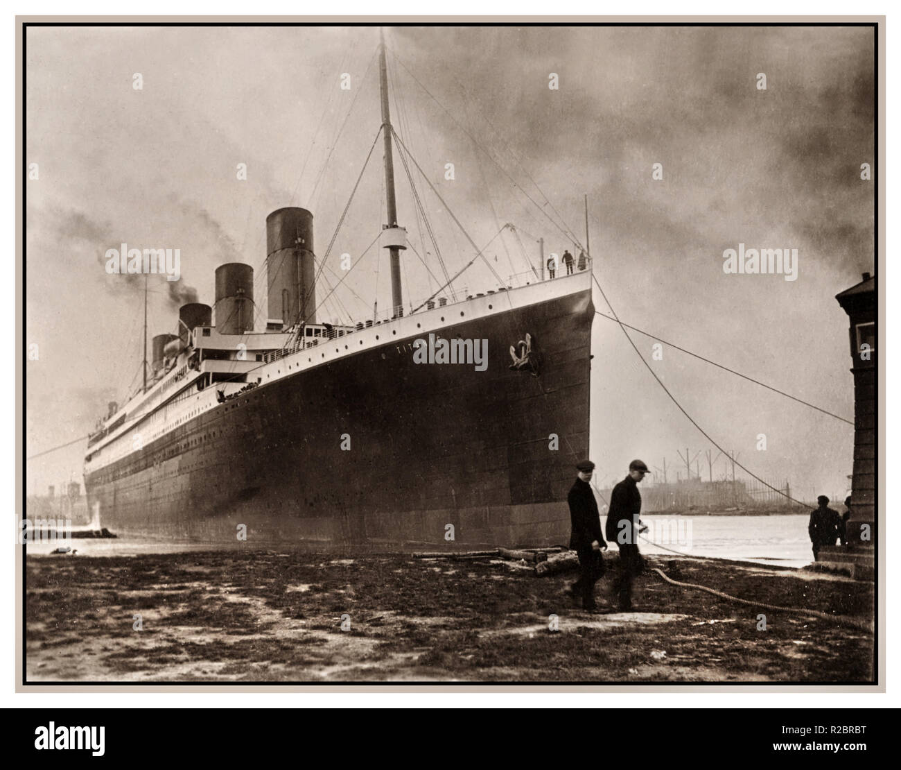 TITANIC 1912 RMS TITANIC verlässt Harland & Wolff Werften April 2. 1912 düsteres Bild der Titanic, die sich abwirft Auf ihrer schicksalhaften tragischen Jungfernfahrt Stockfoto