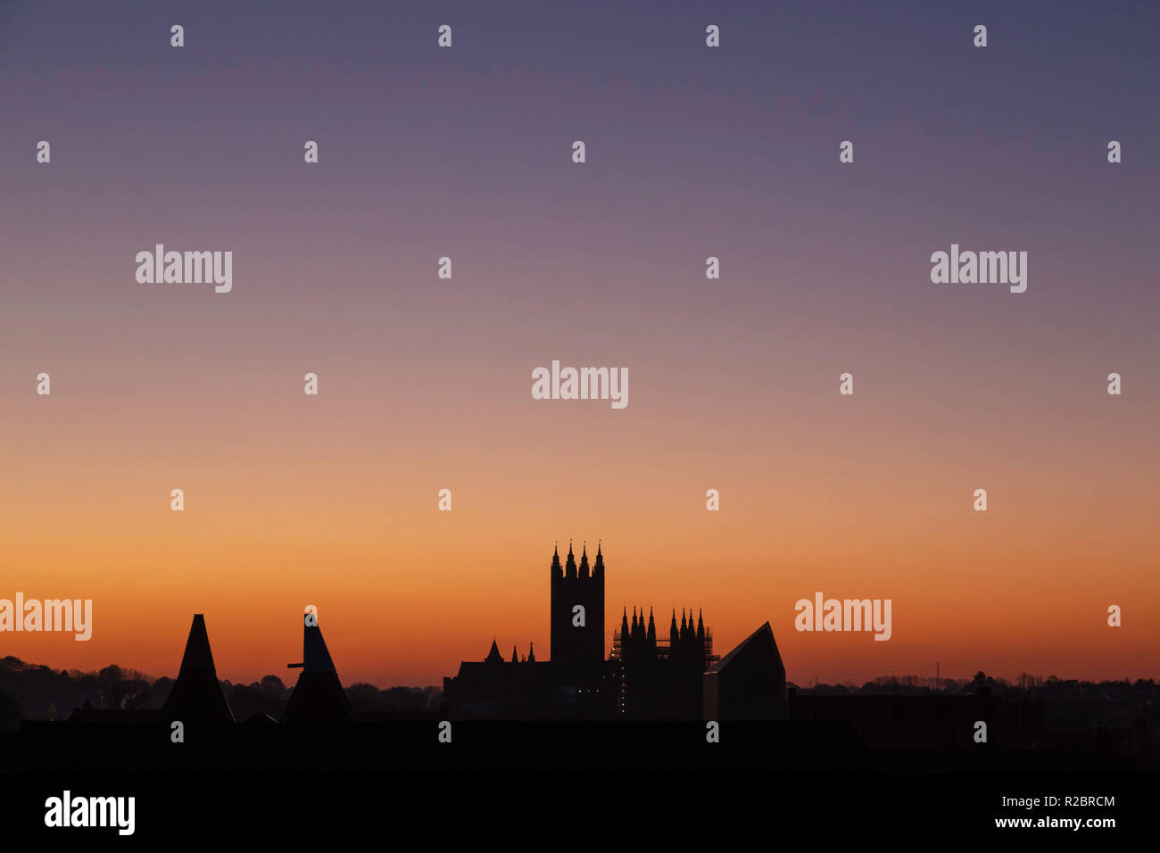 Silhouette der Kathedrale von Canterbury und der Oasthäuser kurz vor Sonnenaufgang, mit Altocumulus-Wolke und farbenfrohem Abendhimmel, Canterbury, Kent, England. Stockfoto