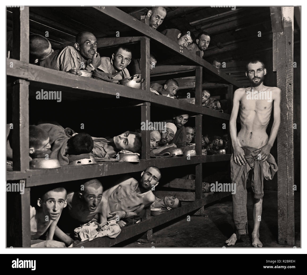 BUCHENWALD Vintage WW2 erschütternde Bild von skelettalen befreite Lager überlebenden 1945 Nazi Deutschland Konzentrationslager Buchenwald in der Nähe von Jena, Deutschland. Zwangsarbeiter im zweiten Weltkrieg innen Schlafbereich. Viele hatten an Unterernährung starb, als US-Soldaten der 80th Division das Camp in Deutschland, 16 April, 1945 eingetragen. Stockfoto