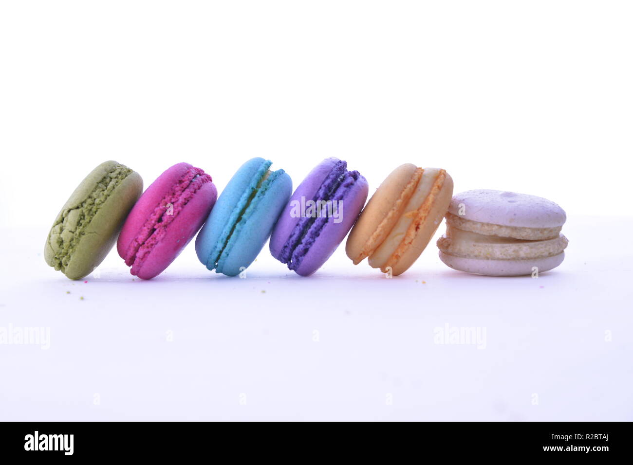 Süße bunte französische Makronen oder Macaron auf weißem Hintergrund, Dessert Stockfoto