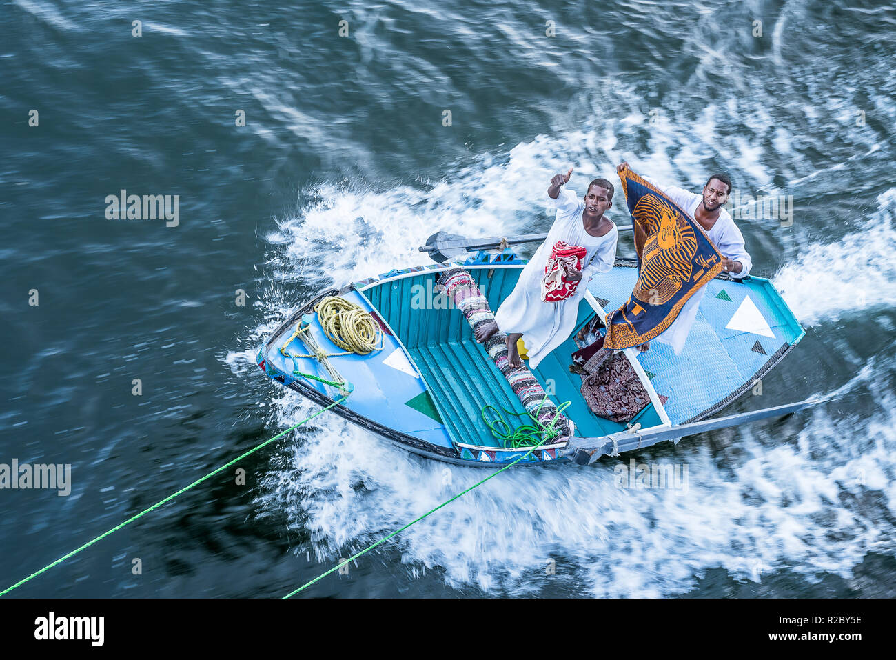 Ein kleines Ruderboot bis hokked in einem Cruiseship ein Zwei ägypter Schals verkaufen an die Touristen, der Nil, Ägypten, 26. Oktober 2018 Stockfoto