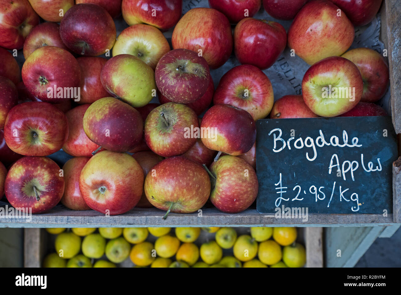 Brogdale Äpfel zum Verkauf in Stockbridge, Edinburgh, Schottland, Großbritannien. Stockfoto