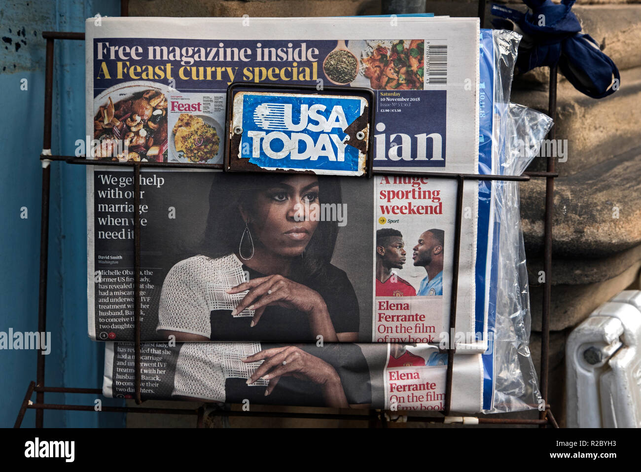 Michelle Obama auf dem Cover der Zeitung Guardian auf eine Zeitung Rack in der Altstadt, Edinburgh, Schottland, Großbritannien. Stockfoto Michelle Obama auf dem Cover der Zeitung Guardian auf eine Zeitung Rack in der Altstadt, Edinburgh, Schottland, Großbritannien. Stockfoto