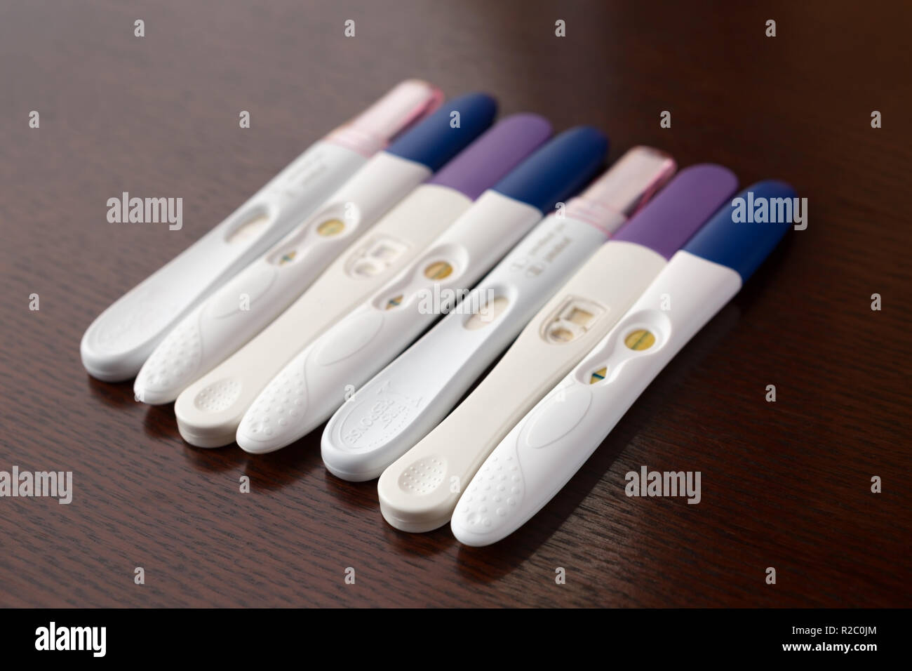 Gruppe von verschiedenen Schwangerschaft Test Marken auf Holz Oberfläche Stockfoto