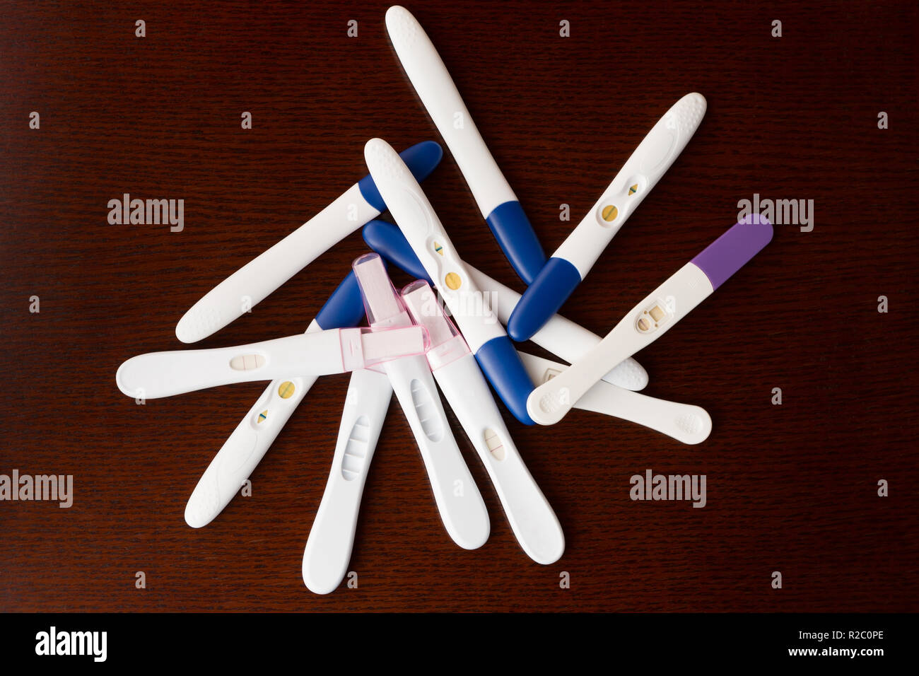 Ein Haufen von verschiedenen Schwangerschaft Test Marken auf Holz Oberfläche Stockfoto