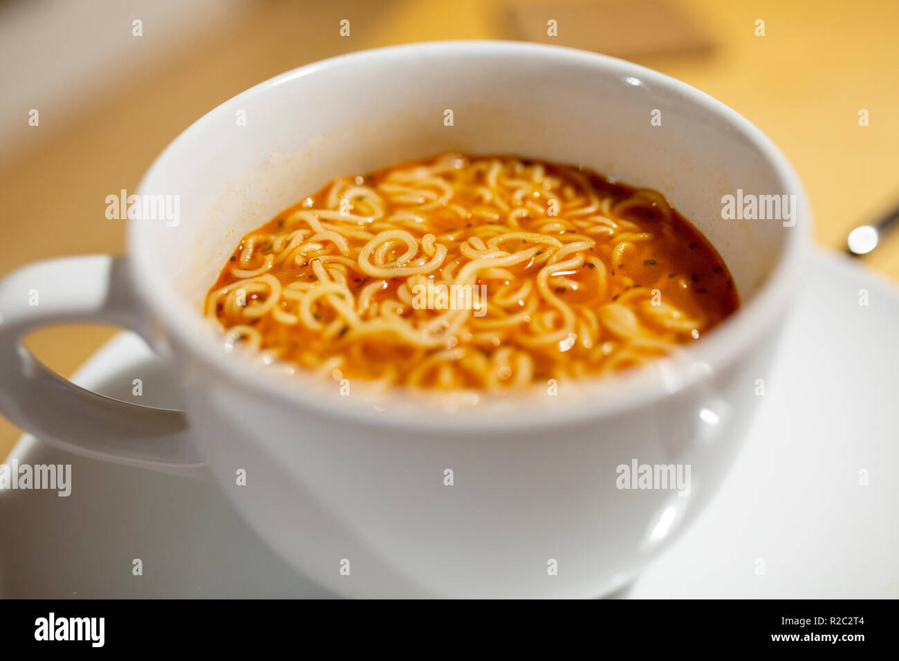 Warme würzige Nudelsuppe closeup mit out of focus Elemente Stockfoto