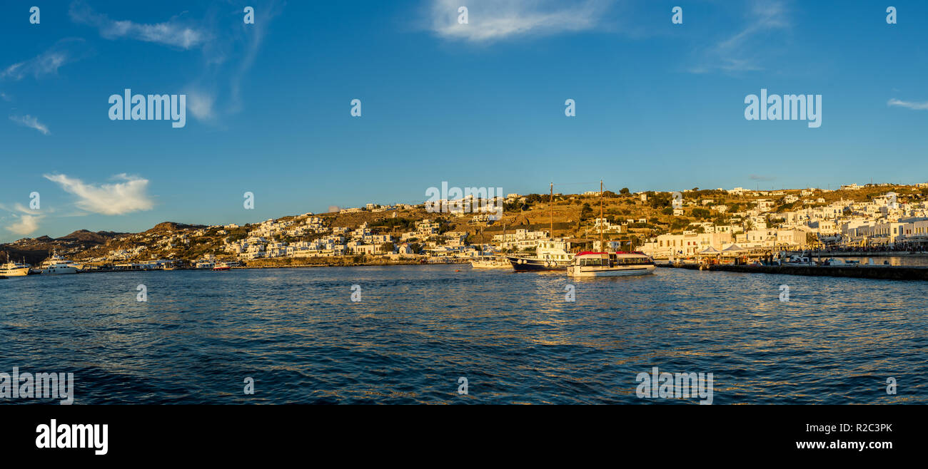 Insel Mykonos, Griechenland. Malerische Szene mit Panoramablick auf den Hafen und die Hauptstadt der traditionellen kykladischen Insel. Stockfoto