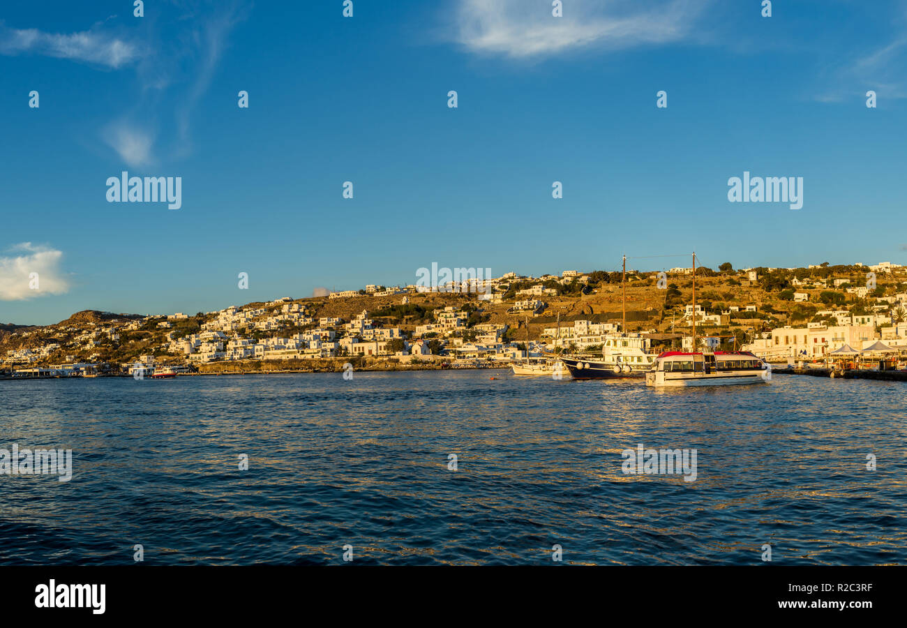 Insel Mykonos, Griechenland. Malerische Szene mit Panoramablick auf den Hafen und die Hauptstadt der traditionellen kykladischen Insel. Stockfoto