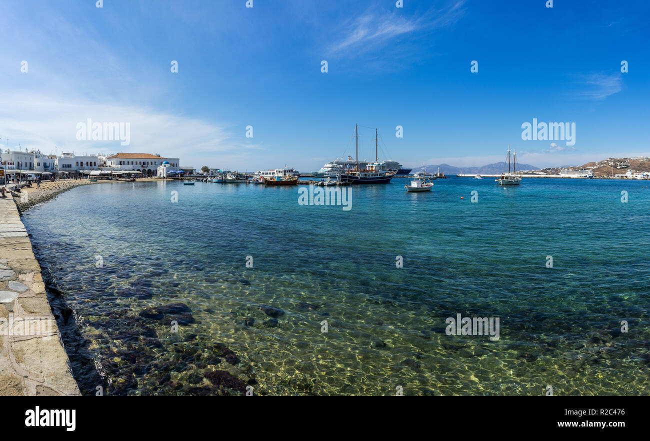 Insel Mykonos, Griechenland. Malerische Szene auf den Hafen und die Hauptstadt dieser traditionellen kykladischen Insel. Ein idealer Ort für den Urlaub. Stockfoto