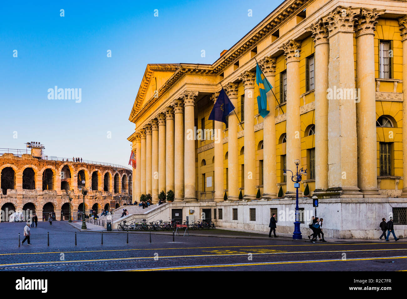 Palazzo Barbieri ist ein neoklassizistischer Palast an der Piazza Bra in Verona; es dient jetzt als Rathaus. Verona, Venetien, Italien, Europa Stockfoto