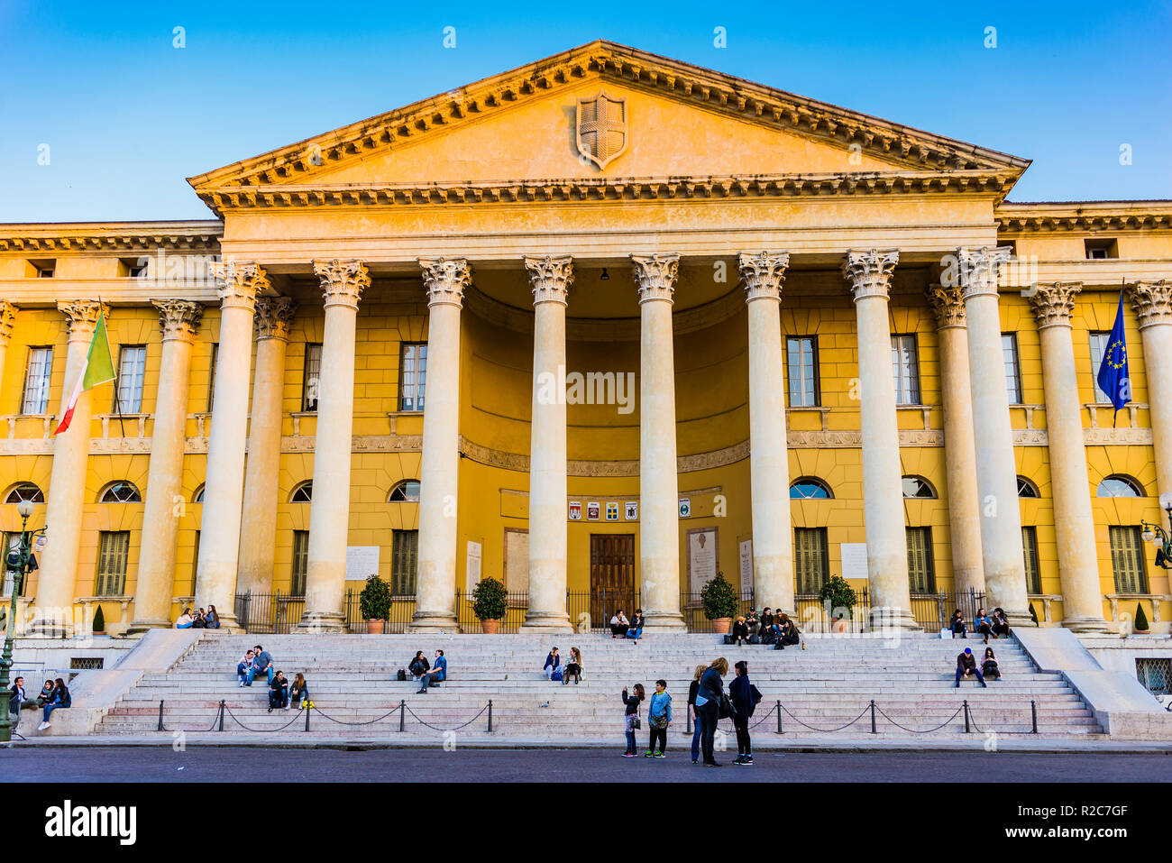 Palazzo Barbieri ist ein neoklassizistischer Palast an der Piazza Bra in Verona; es dient jetzt als Rathaus. Verona, Venetien, Italien, Europa Stockfoto