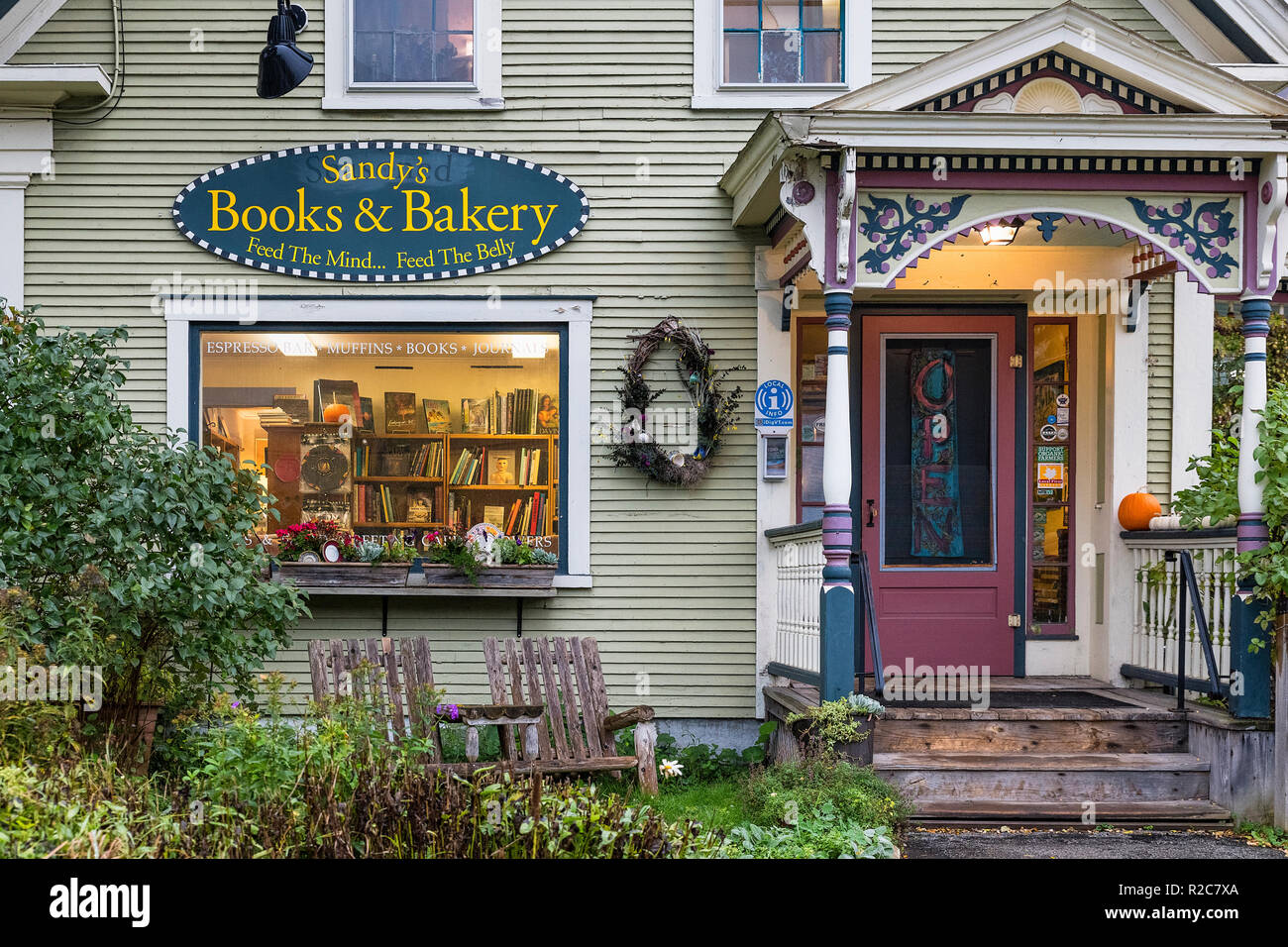 Charmante lokale Buchhandlung und Bäckerei Kombination, Rochester, Vermont, USA. Stockfoto