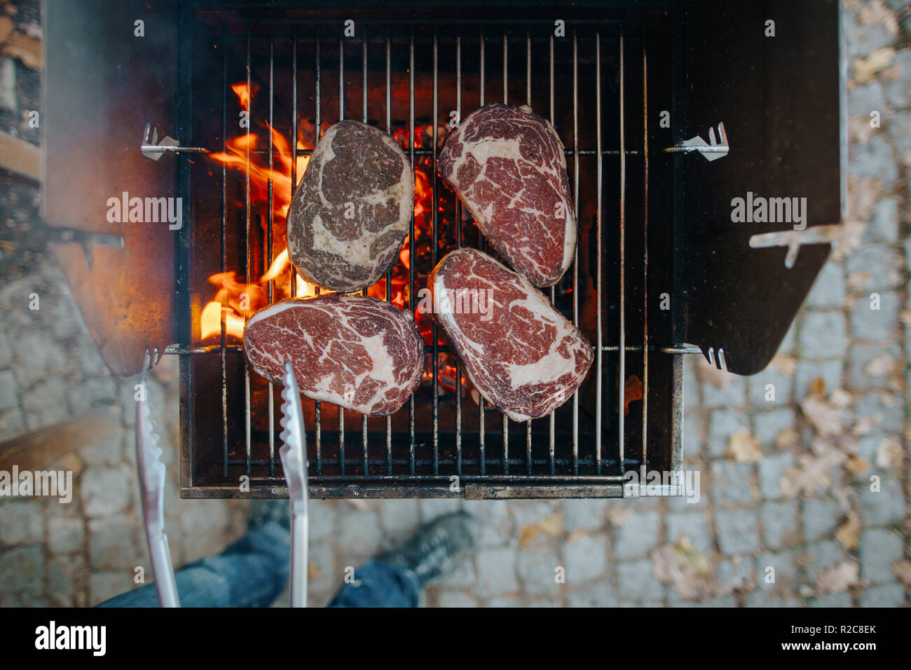 Hoher winkel Bild von Raw ribeye - Steaks auf dem Grill Stockfoto