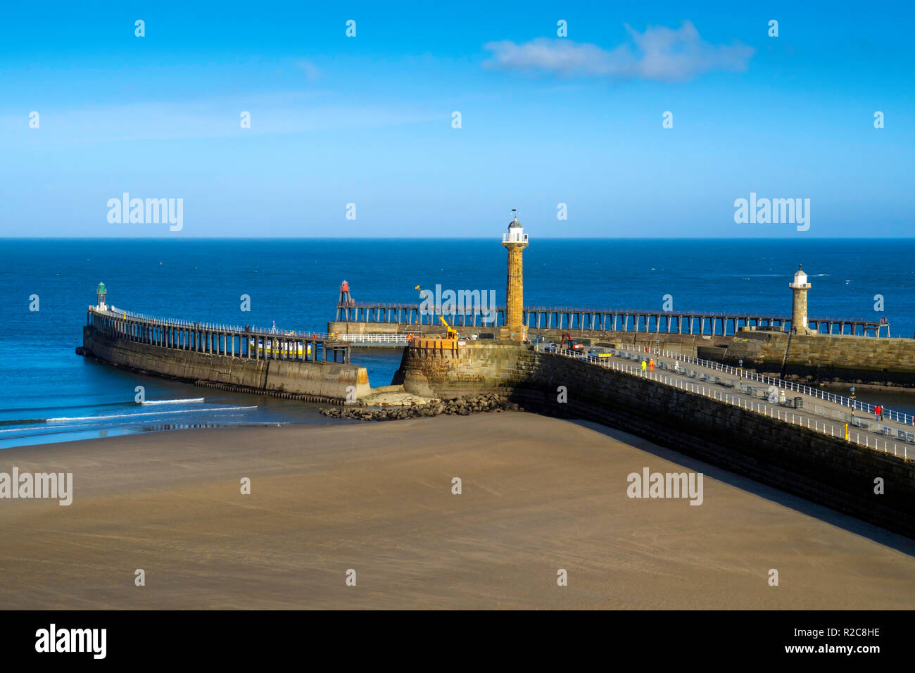 Whitby West Pier im November 2018 mit Reparaturen unter den Weg auf die beschädigte Mauerwerk Stockfoto