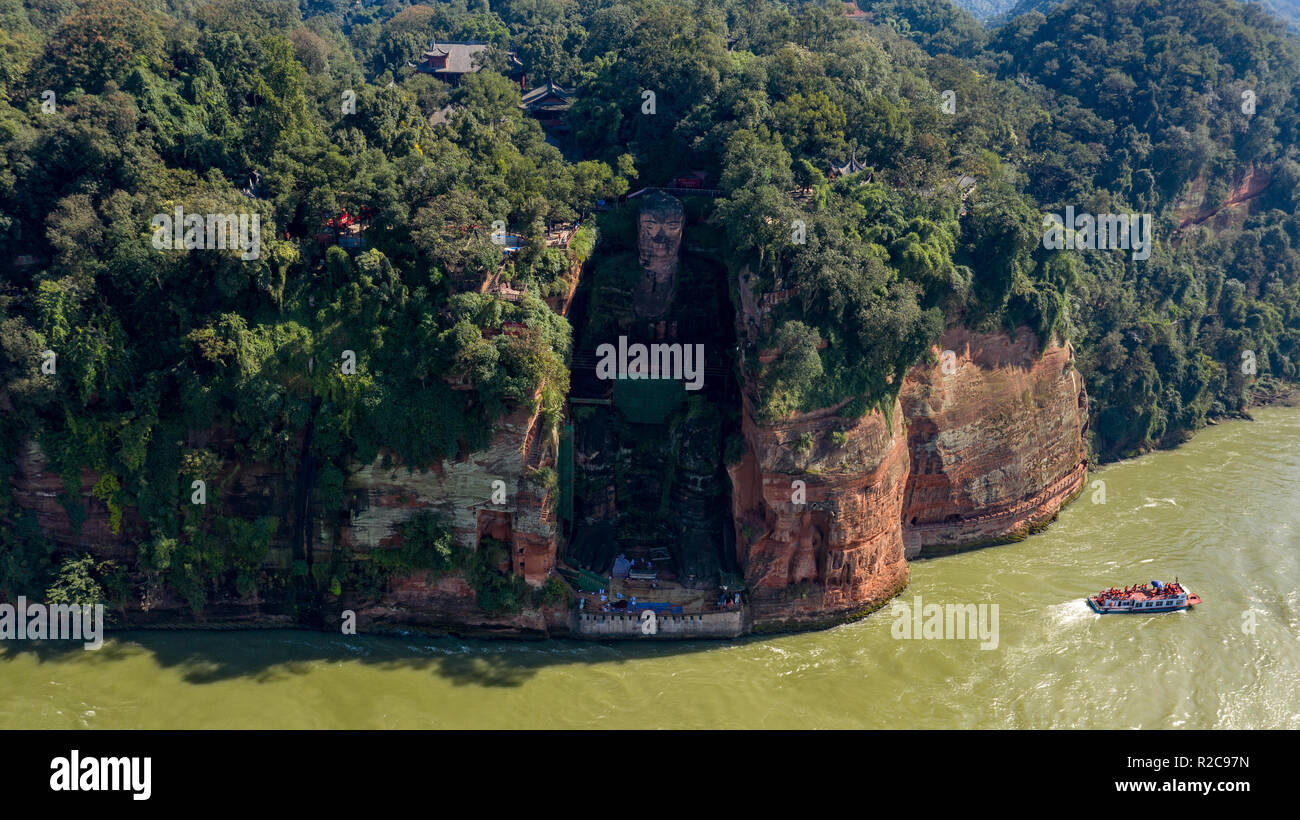 Touristische boote Anzeigen des Leshan Giant Buddha oder Le Shan Da Fo, Leshan, China Stockfoto