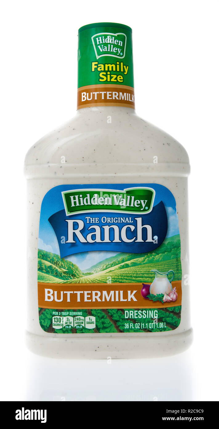 Winneconne, WI - 11. November 2018: eine Flasche Buttermilch Hidden Valley Ranch Salat Dressing auf einem isolierten Hintergrund. Stockfoto