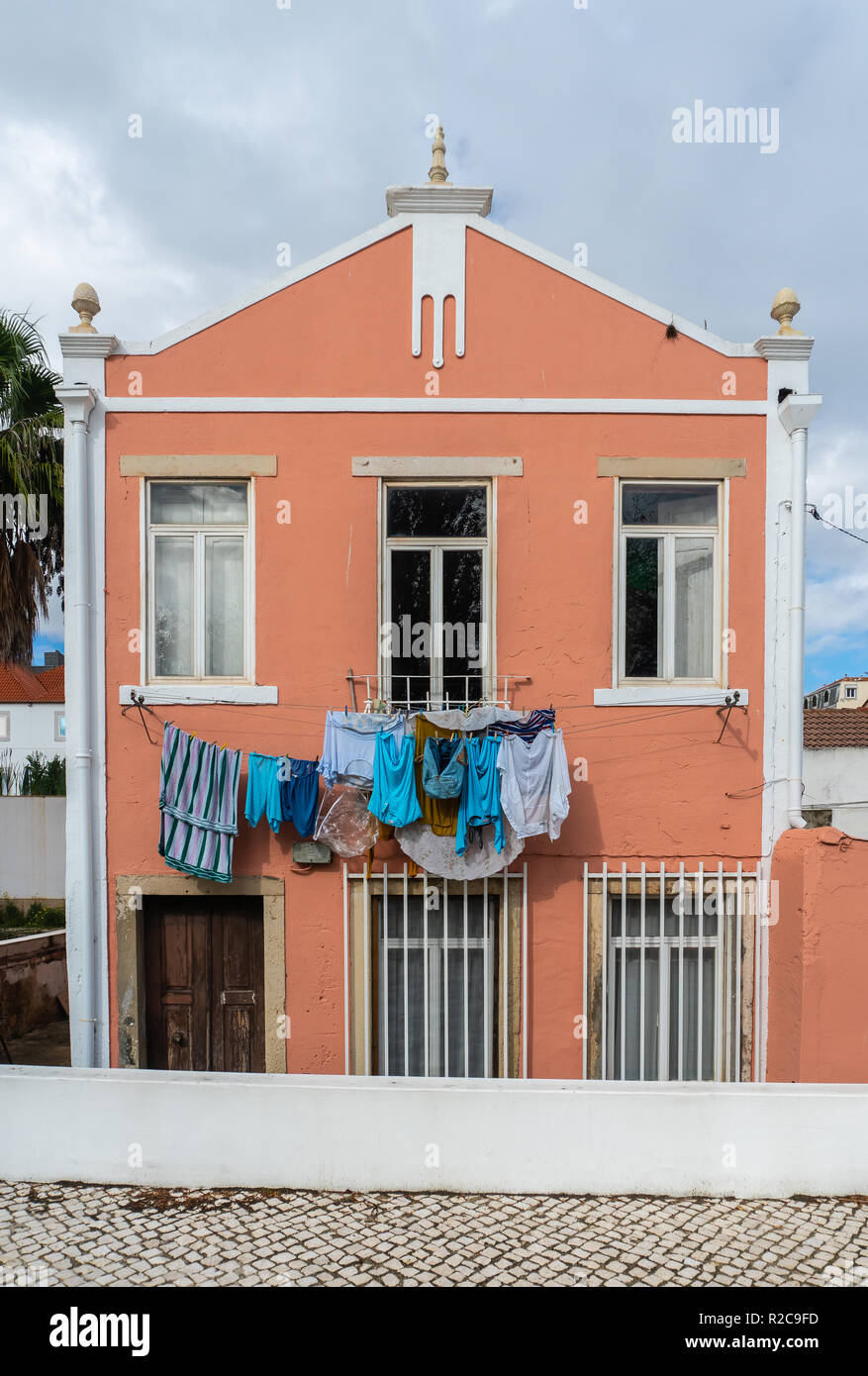 Trocknen hängen Sie Kleider in bunten Lissabon Portugal Stockfoto