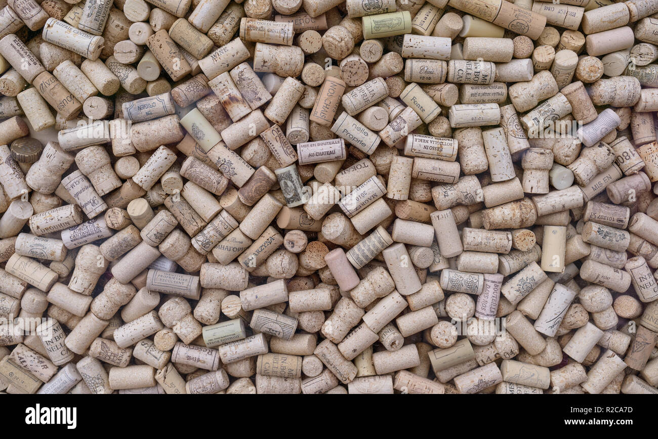 Moskau, Russland - 10. JUNI 2017: ein Haufen von Weinkorken mit einer Vielzahl von Logos und Namen. Stockfoto