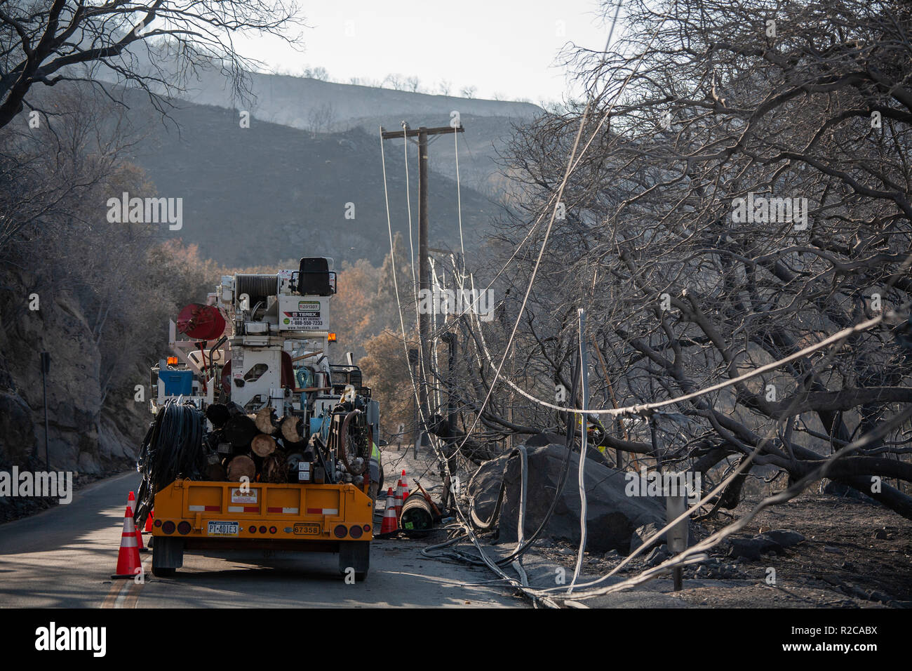 Niedergeworfene Stromleitungen entlang Mulholland Highway. Die woolsey wildfire begann am 8. November 2018 und hat mehr als 98.000 Hektar Land verbrannt, zerstört, geschätzte 1.100 Strukturen und tötete 3 Menschen in Los Angeles und Ventura Grafschaften und die besonders hart betroffen von Malibu. Kalifornien, USA Stockfoto