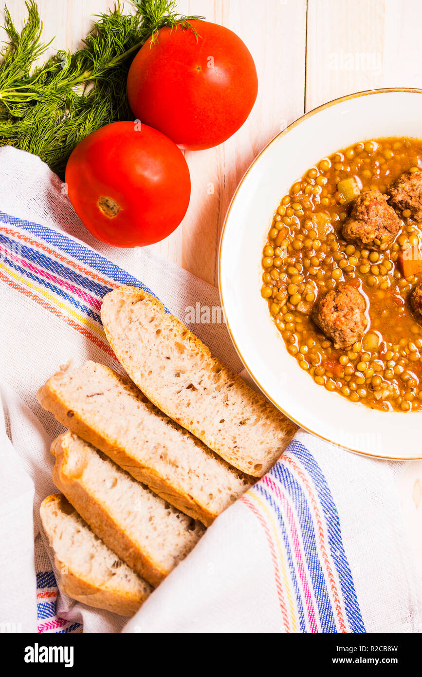 Linsensuppe mit fricandel, Tomaten und Brot Stockfoto