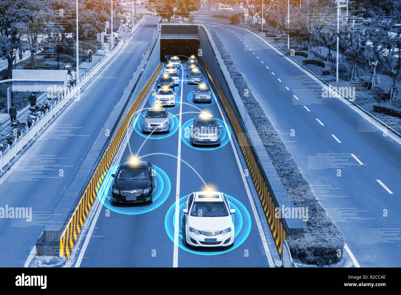 Smart Auto (HUD), autonomen Modus Fahrzeug selbst zu fahren, auf Metro City Road Iot-Konzept mit grafischen Sensor Radar-Signal-System und Internet Sensor conn Stockfoto