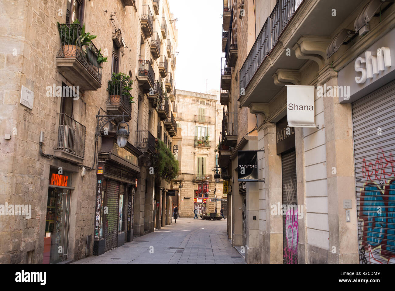 Barcelona, Spanien - 18. März 2018: die alten Gebäude auf Cucurulla Straße in Barcelona, Spanien. Leere Barcelona Straße. Stadt Lebensstil. Stockfoto