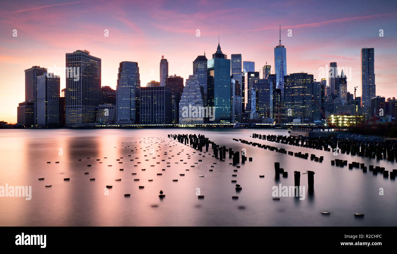 Skyilne in Manhattan, New York City bei Sonnenuntergang. Stockfoto