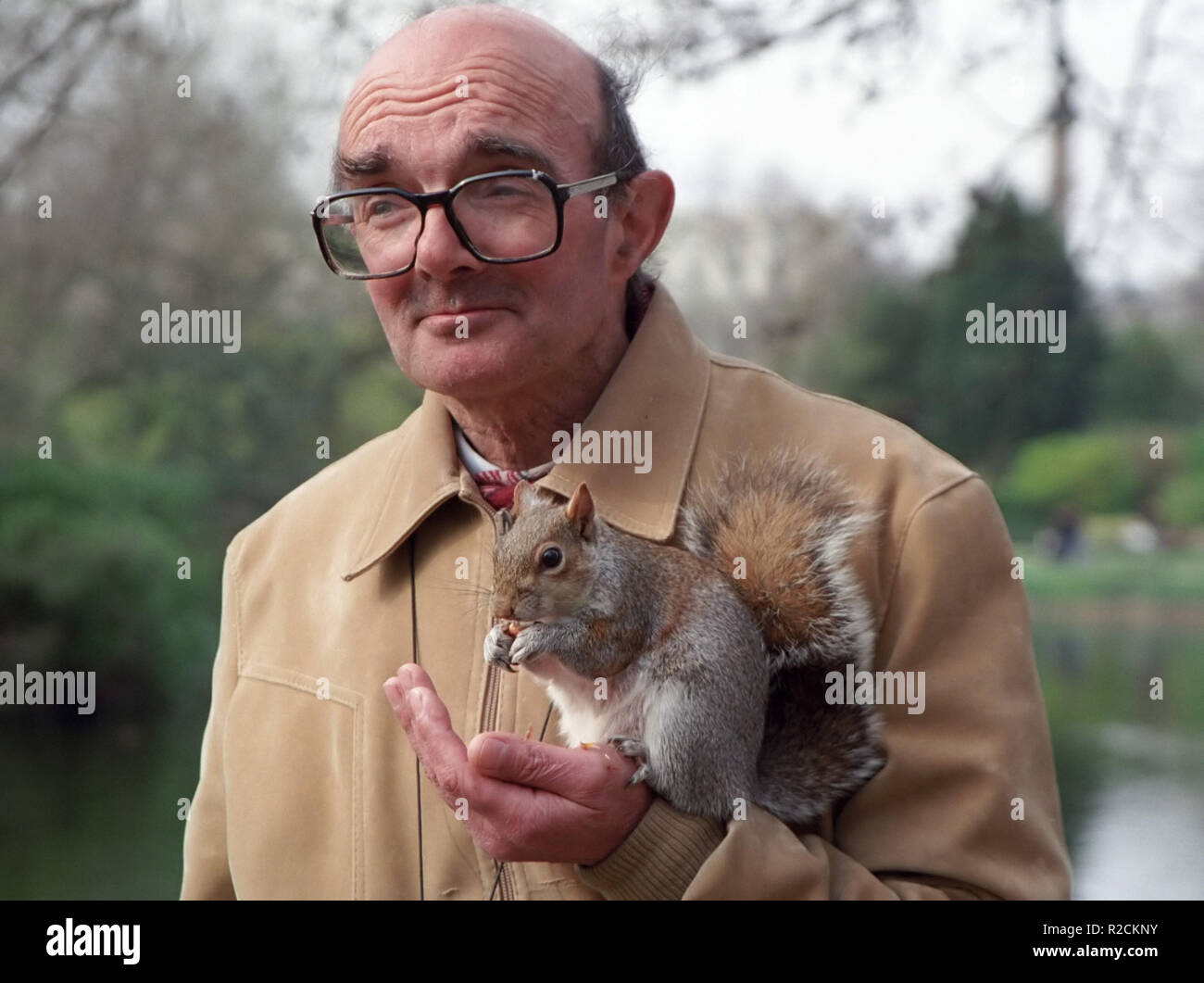Mann mit Eichhörnchen Stockfoto