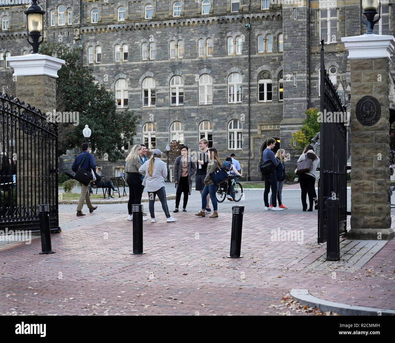 Der Georgetown Universität, Eingangstor mit Studenten sprechen, lachen Stockfoto
