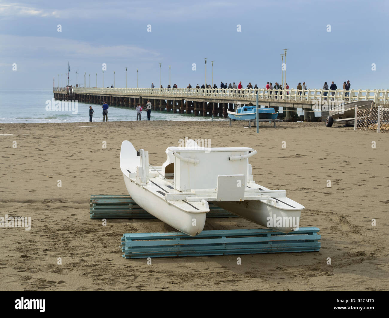 Forte dei Marmi, Italien_November 01, 2018: Die berühmten Pier und traditionellen Ruderboot genannt patino Stockfoto