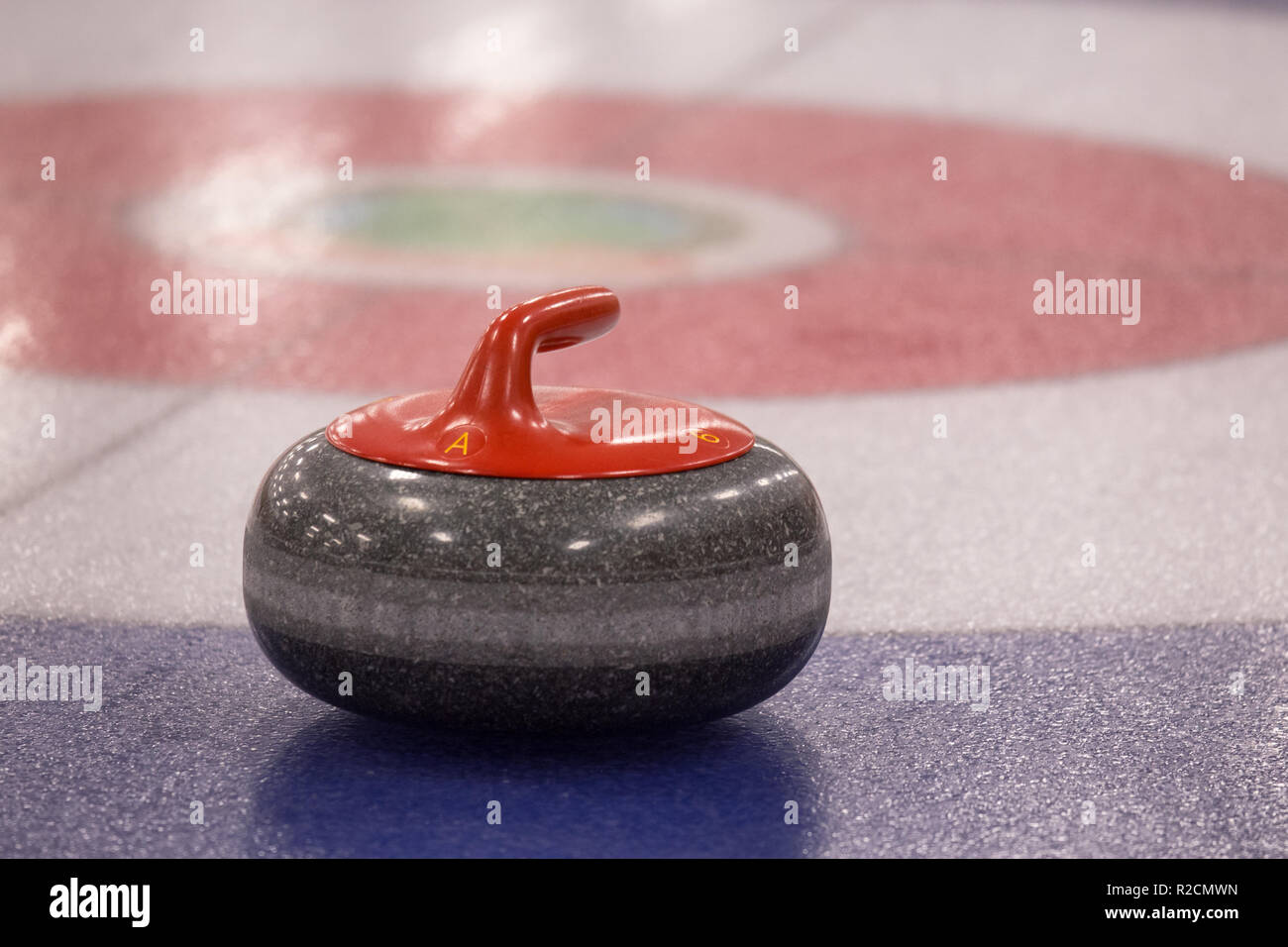 Ein curling Stein auf Eis Stockfoto