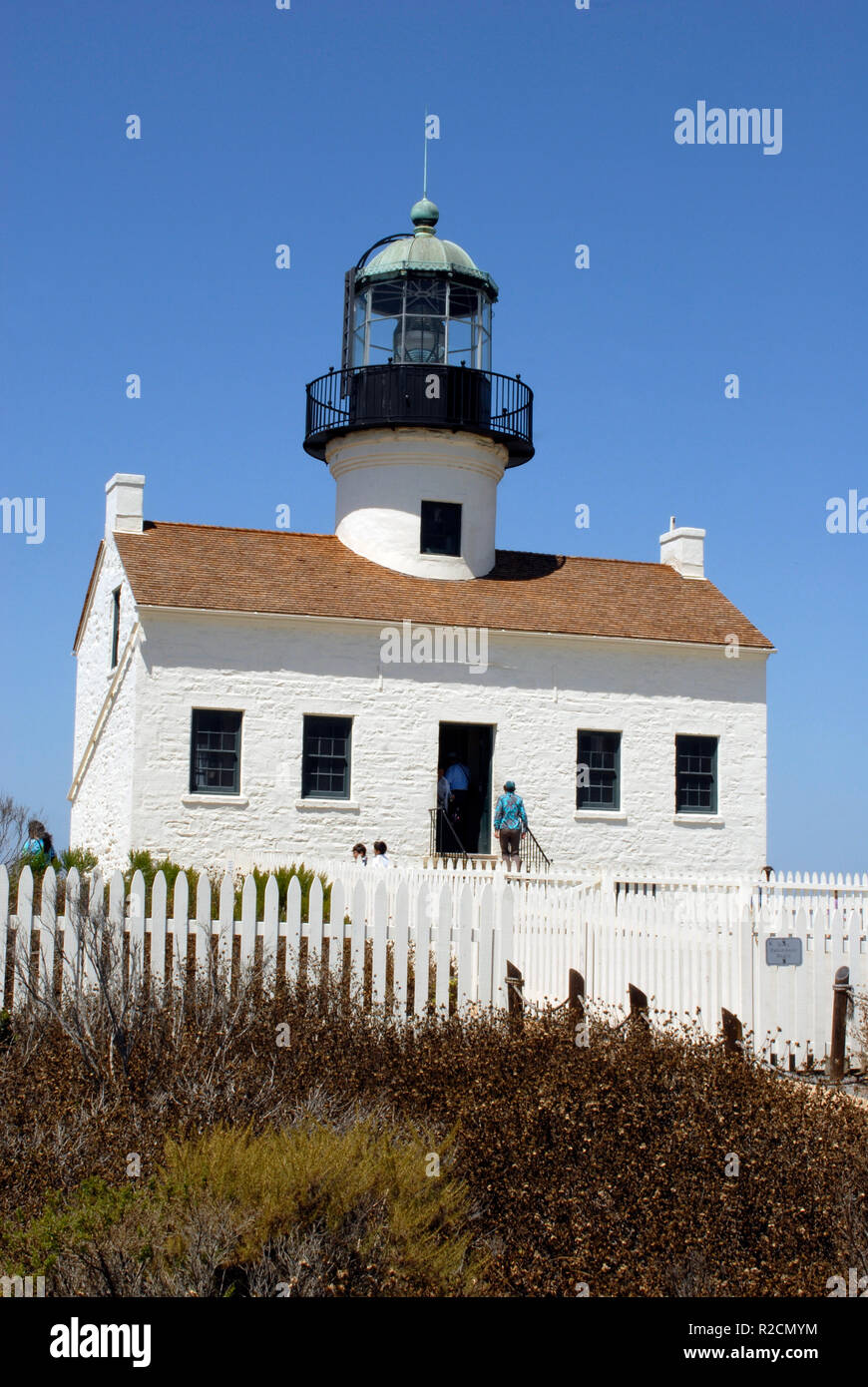 Besucher der Alten Point Loma Lighthouse in San Diego, Kalifornien erkunden. Heute ein Museum, wurde der Leuchtturm im Dienst von 1855 bis 1891. Stockfoto