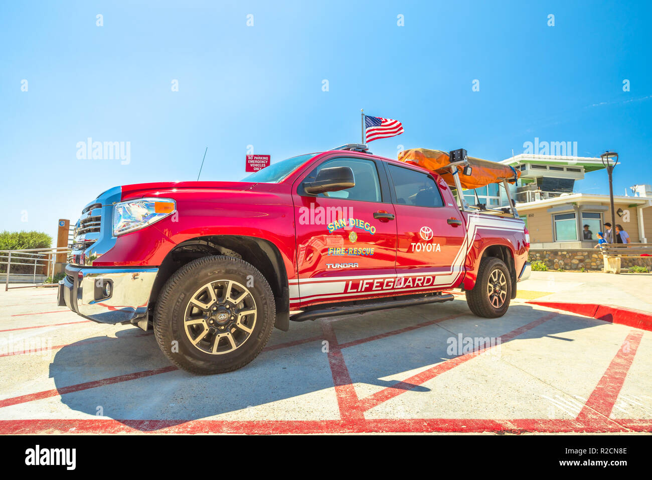 La Jolla, Kalifornien, USA - August 3, 2018: American lifeguard Feuer - retten. Tundra Toyota 4x4 Pickup patroling das Meer und der Strand von San Diego. Kalifornien Feuer, Pazifikküste. Stockfoto