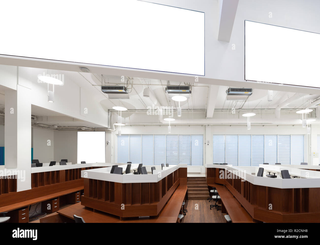 Moderne Office Open space Interieur mit leeren Bildschirmen. Gehören cliiping Weg um Bildschirme Stockfoto