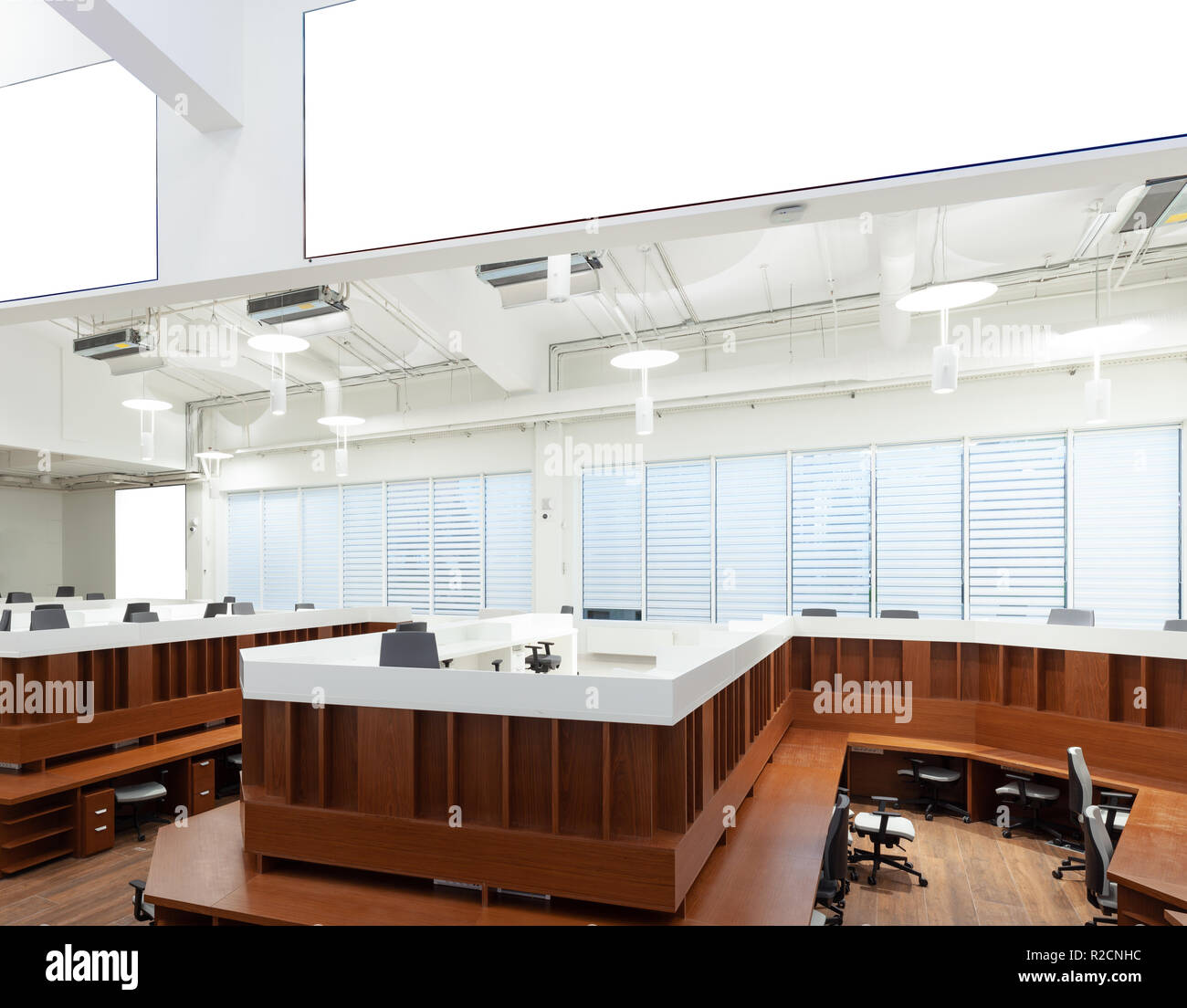 Moderne Office Open space Interieur mit leeren Bildschirmen. Gehören cliiping Weg um Bildschirme Stockfoto