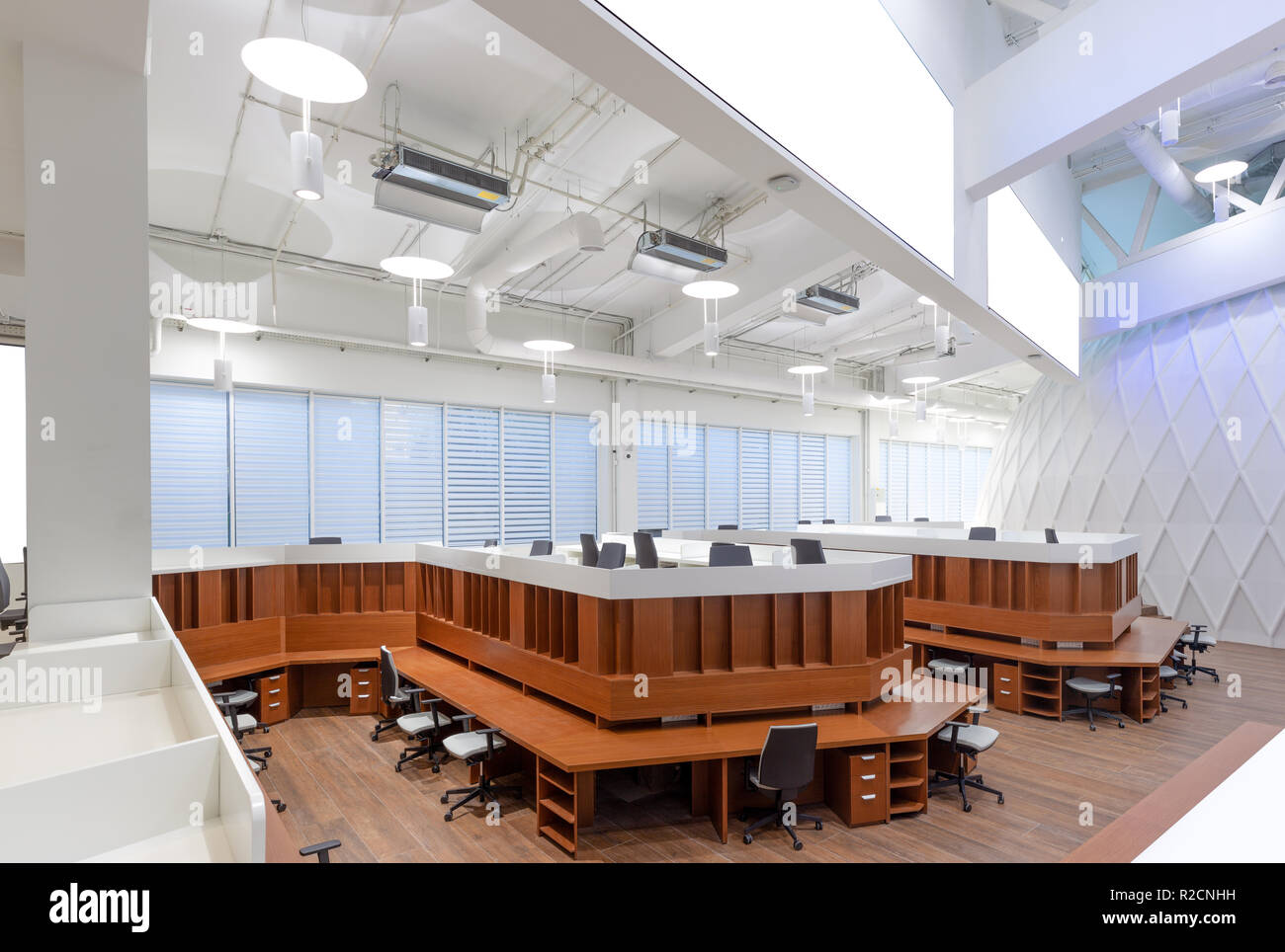 Moderne Office Open space Interieur mit leeren Bildschirmen. Gehören cliiping Weg um Bildschirme Stockfoto