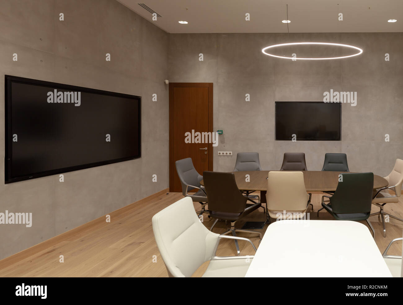 Moderne Inneneinrichtung mit leeren Bildschirmen. Beschneidungspfad gehören um Bildschirme. Stockfoto