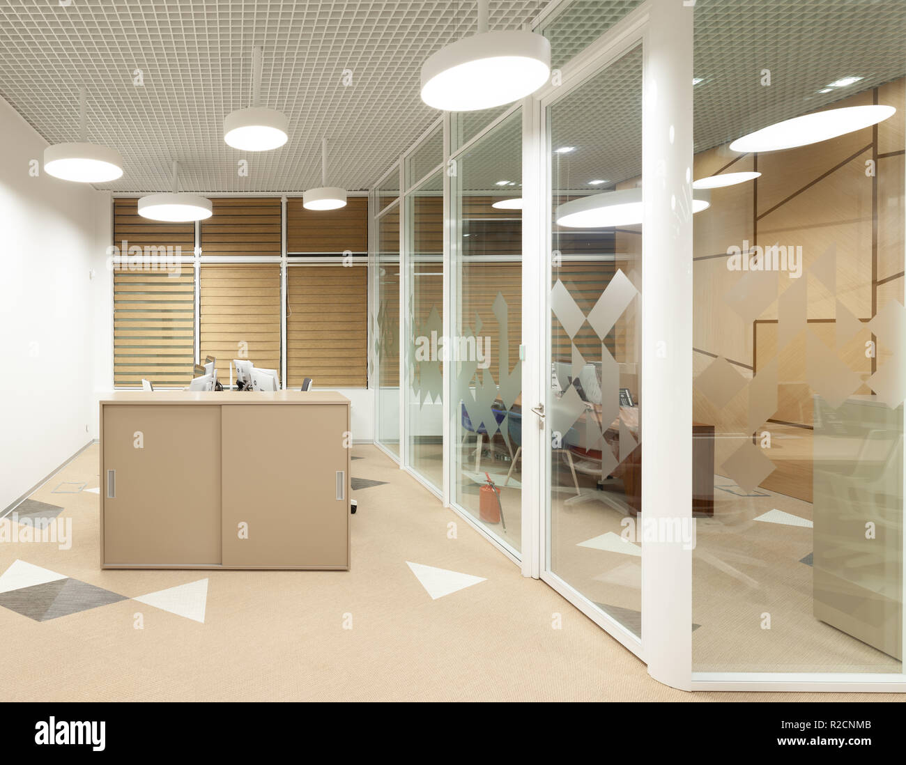 Moderne Inneneinrichtung mit Glaswand Stockfoto