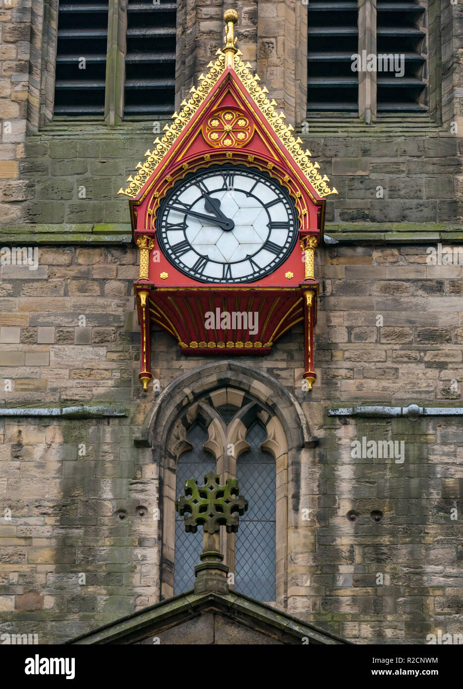 Ungewöhnliche kunstvolle Holz- Zifferblatt auf der St.-Nikolaus-Kirche, Newcastle Upon Tyne, England, Großbritannien Stockfoto