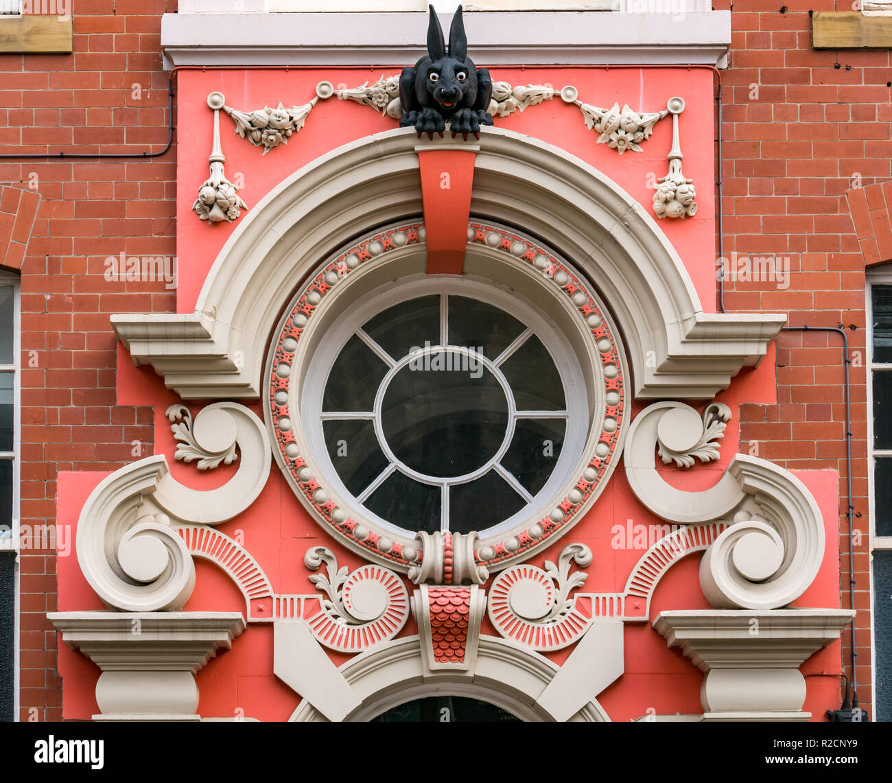 Reich verzierte Tür Collingwood House mit Vampir Kaninchen und Oberlicht, Amen Corner, St Nicholas Church Yard Gebäude, Newcastle Upon Tyne, England, Großbritannien Stockfoto