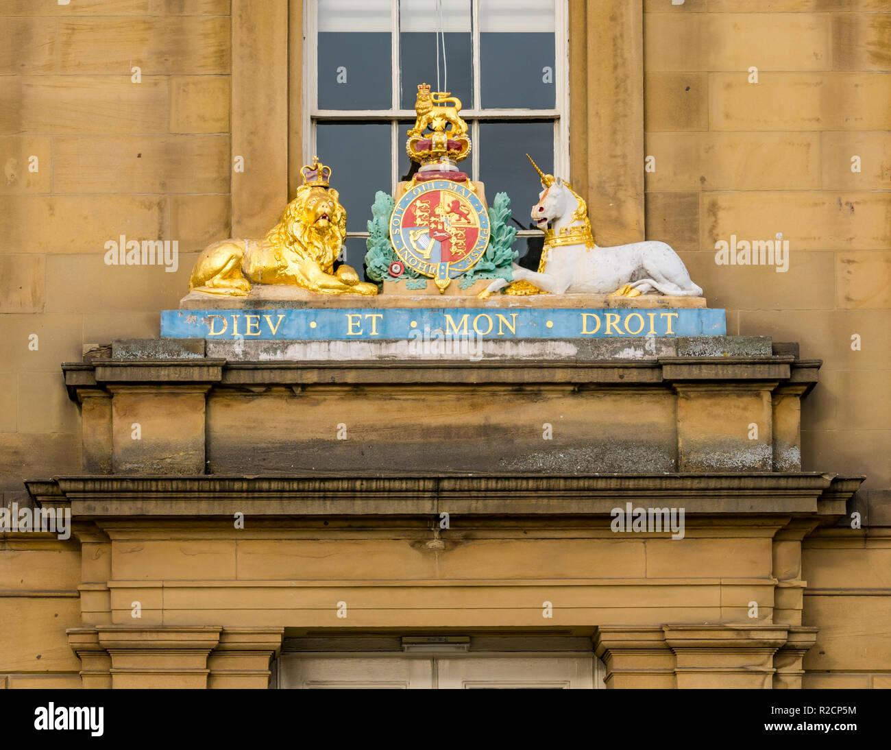 Dieu et mon Droit, Gott und mein Recht, königlichen Wappen und Motto auf die Tür, Trinity Kammern, Newcastle, England, Großbritannien Stockfoto