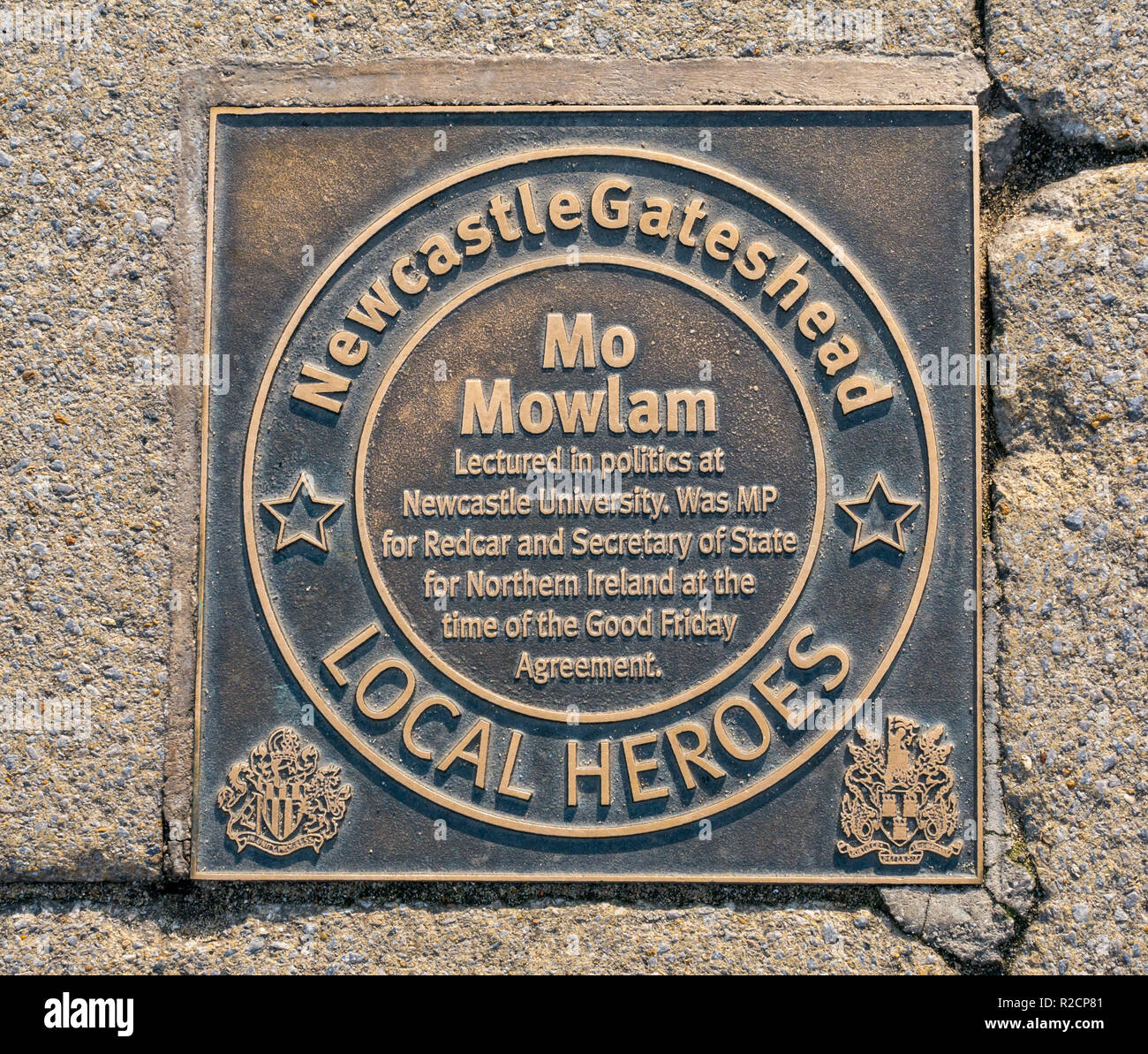 Bronze Plakette ehren Newcastle und Gateshead inspirierende Menschen der letzten 60 Jahre, Mo Mowlam, Kai. Newcastle Upon Tyne, England, Großbritannien Stockfoto