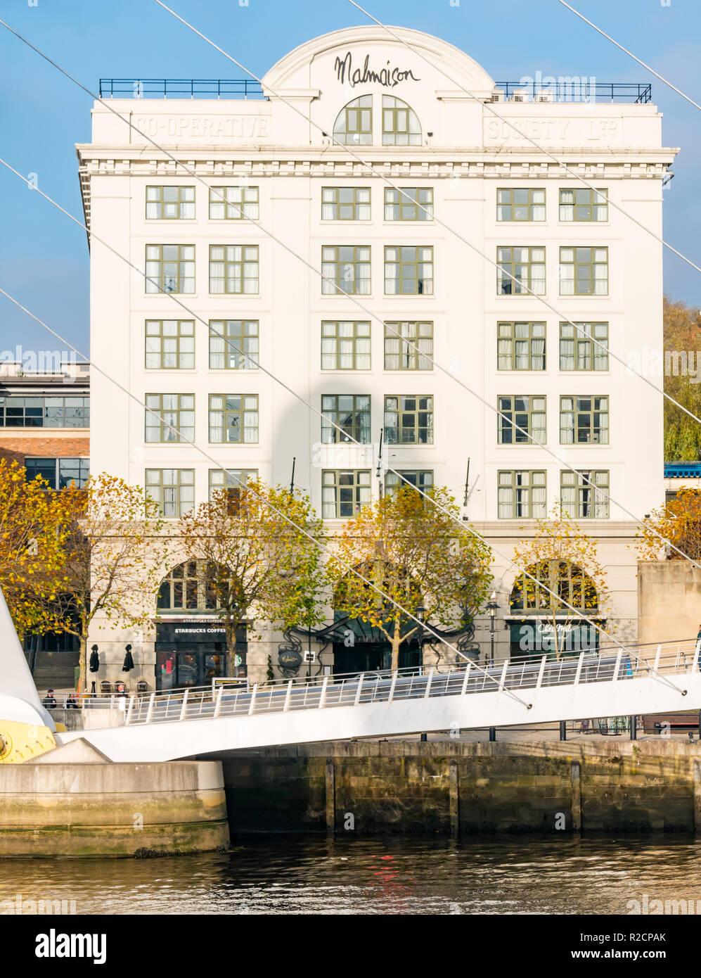 Malmaison Hotel und Gateshead Millennium Bridge, am Kai, auf den Fluss Tyne, der Newcastle Upon Tyne, England, Großbritannien Stockfoto